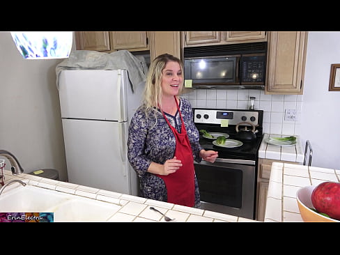 ❤️ A madrasta o ordenha na cozinha antes de sua data ❤❌ Sexo vídeo em nós ﹏