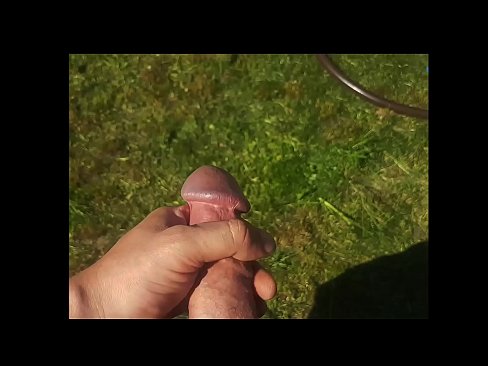 ❤️ A boazona se fode e se ejacula com um esguicho em um jardim de verão ❤❌ Sexo vídeo em nós ﹏