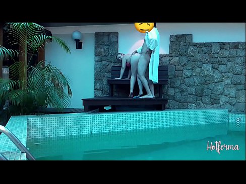 ❤️ Chefe convida empregada para a piscina, mas não conseguiu resistir a um ❤❌ Sexo vídeo em nós ﹏