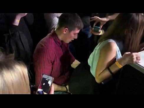 ❤️ Sexo real em uma boate russa. Menina russa de 18 anos no ânus e vagina fodida em uma casa noturna ❤❌ Sexo vídeo em nós ﹏